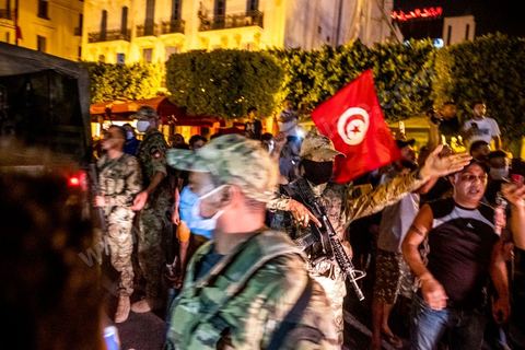 25 juillet 2021 : Après la diffusion de la déclaration de Kais Saied plusieurs milliers de tunisiens sont sortis dans les rue fêter ce qui ressemble à un "coup d'état constitutionnel" et accueillir les militaires venus s'installer en haut de l'avenue Habib Bourguiba à Tunis.  Le Président de la République Kaïs Saïed a réuni, ce soir, de façon urgente, les dirigeants et hauts cadres sécuritaires et militaires, où  il a annoncé la prise de plusieurs décisions "conformément à la constitution" dont les principales sont le gel du parlement et de toutes ses activités, le limogeage du chef du gouvernement, la dissolution du gouvernement et le président de la République va désigner un nouveau chef du gouvernement et les membres du gouvernement ...
