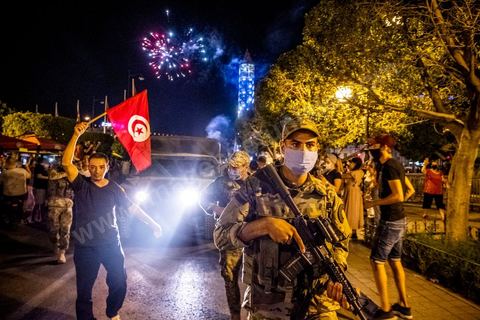 25 juillet 2021 : Après la diffusion de la déclaration de Kais Saied plusieurs milliers de tunisiens sont sortis dans les rue fêter ce qui ressemble à un "coup d'état constitutionnel" et accueillir les militaires venus s'installer en haut de l'avenue Habib Bourguiba à Tunis.  Le Président de la République Kaïs Saïed a réuni, ce soir, de façon urgente, les dirigeants et hauts cadres sécuritaires et militaires, où  il a annoncé la prise de plusieurs décisions "conformément à la constitution" dont les principales sont le gel du parlement et de toutes ses activités, le limogeage du chef du gouvernement, la dissolution du gouvernement et le président de la République va désigner un nouveau chef du gouvernement et les membres du gouvernement ...
