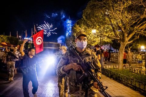 25 juillet 2021 : Après la diffusion de la déclaration de Kais Saied plusieurs milliers de tunisiens sont sortis dans les rue fêter ce qui ressemble à un "coup d'état constitutionnel" et accueillir les militaires venus s'installer en haut de l'avenue Habib Bourguiba à Tunis.  Le Président de la République Kaïs Saïed a réuni, ce soir, de façon urgente, les dirigeants et hauts cadres sécuritaires et militaires, où  il a annoncé la prise de plusieurs décisions "conformément à la constitution" dont les principales sont le gel du parlement et de toutes ses activités, le limogeage du chef du gouvernement, la dissolution du gouvernement et le président de la République va désigner un nouveau chef du gouvernement et les membres du gouvernement ...