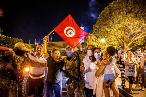 25 juillet 2021 : Après la diffusion de la déclaration de Kais Saied plusieurs milliers de tunisiens sont sortis dans les rue fêter ce qui ressemble à un "coup d'état constitutionnel" et accueillir les militaires venus s'installer en haut de l'avenue Habib Bourguiba à Tunis.  Le Président de la République Kaïs Saïed a réuni, ce soir, de façon urgente, les dirigeants et hauts cadres sécuritaires et militaires, où  il a annoncé la prise de plusieurs décisions "conformément à la constitution" dont les principales sont le gel du parlement et de toutes ses activités, le limogeage du chef du gouvernement, la dissolution du gouvernement et le président de la République va désigner un nouveau chef du gouvernement et les membres du gouvernement ...