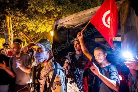 25 juillet 2021 : Après la diffusion de la déclaration de Kais Saied plusieurs milliers de tunisiens sont sortis dans les rue fêter ce qui ressemble à un "coup d'état constitutionnel" et accueillir les militaires venus s'installer en haut de l'avenue Habib Bourguiba à Tunis.  Le Président de la République Kaïs Saïed a réuni, ce soir, de façon urgente, les dirigeants et hauts cadres sécuritaires et militaires, où  il a annoncé la prise de plusieurs décisions "conformément à la constitution" dont les principales sont le gel du parlement et de toutes ses activités, le limogeage du chef du gouvernement, la dissolution du gouvernement et le président de la République va désigner un nouveau chef du gouvernement et les membres du gouvernement ...