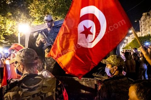 25 juillet 2021 : Après la diffusion de la déclaration de Kais Saied plusieurs milliers de tunisiens sont sortis dans les rue fêter ce qui ressemble à un "coup d'état constitutionnel" et accueillir les militaires venus s'installer en haut de l'avenue Habib Bourguiba à Tunis.  Le Président de la République Kaïs Saïed a réuni, ce soir, de façon urgente, les dirigeants et hauts cadres sécuritaires et militaires, où  il a annoncé la prise de plusieurs décisions "conformément à la constitution" dont les principales sont le gel du parlement et de toutes ses activités, le limogeage du chef du gouvernement, la dissolution du gouvernement et le président de la République va désigner un nouveau chef du gouvernement et les membres du gouvernement ...