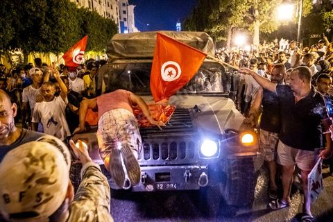 25 juillet 2021 : Après la diffusion de la déclaration de Kais Saied plusieurs milliers de tunisiens sont sortis dans les rue fêter ce qui ressemble à un "coup d'état constitutionnel" et accueillir les militaires venus s'installer en haut de l'avenue Habib Bourguiba à Tunis.  Le Président de la République Kaïs Saïed a réuni, ce soir, de façon urgente, les dirigeants et hauts cadres sécuritaires et militaires, où  il a annoncé la prise de plusieurs décisions "conformément à la constitution" dont les principales sont le gel du parlement et de toutes ses activités, le limogeage du chef du gouvernement, la dissolution du gouvernement et le président de la République va désigner un nouveau chef du gouvernement et les membres du gouvernement ...