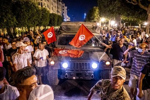 25 juillet 2021 : Après la diffusion de la déclaration de Kais Saied plusieurs milliers de tunisiens sont sortis dans les rue fêter ce qui ressemble à un "coup d'état constitutionnel" et accueillir les militaires venus s'installer en haut de l'avenue Habib Bourguiba à Tunis.  Le Président de la République Kaïs Saïed a réuni, ce soir, de façon urgente, les dirigeants et hauts cadres sécuritaires et militaires, où  il a annoncé la prise de plusieurs décisions "conformément à la constitution" dont les principales sont le gel du parlement et de toutes ses activités, le limogeage du chef du gouvernement, la dissolution du gouvernement et le président de la République va désigner un nouveau chef du gouvernement et les membres du gouvernement ...