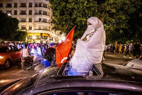 25 juillet 2021 : Après la diffusion de la déclaration de Kais Saied plusieurs milliers de tunisiens sont sortis dans les rue fêter ce qui ressemble à un "coup d'état constitutionnel" et accueillir les militaires venus s'installer en haut de l'avenue Habib Bourguiba à Tunis.  Le Président de la République Kaïs Saïed a réuni, ce soir, de façon urgente, les dirigeants et hauts cadres sécuritaires et militaires, où  il a annoncé la prise de plusieurs décisions "conformément à la constitution" dont les principales sont le gel du parlement et de toutes ses activités, le limogeage du chef du gouvernement, la dissolution du gouvernement et le président de la République va désigner un nouveau chef du gouvernement et les membres du gouvernement ...