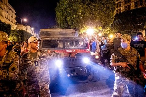 25 juillet 2021 : Après la diffusion de la déclaration de Kais Saied plusieurs milliers de tunisiens sont sortis dans les rue fêter ce qui ressemble à un "coup d'état constitutionnel" et accueillir les militaires venus s'installer en haut de l'avenue Habib Bourguiba à Tunis.  Le Président de la République Kaïs Saïed a réuni, ce soir, de façon urgente, les dirigeants et hauts cadres sécuritaires et militaires, où  il a annoncé la prise de plusieurs décisions "conformément à la constitution" dont les principales sont le gel du parlement et de toutes ses activités, le limogeage du chef du gouvernement, la dissolution du gouvernement et le président de la République va désigner un nouveau chef du gouvernement et les membres du gouvernement ...