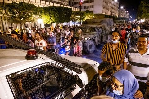 25 juillet 2021 : Après la diffusion de la déclaration de Kais Saied plusieurs milliers de tunisiens sont sortis dans les rue fêter ce qui ressemble à un "coup d'état constitutionnel" et accueillir les militaires venus s'installer en haut de l'avenue Habib Bourguiba à Tunis.  Le Président de la République Kaïs Saïed a réuni, ce soir, de façon urgente, les dirigeants et hauts cadres sécuritaires et militaires, où  il a annoncé la prise de plusieurs décisions "conformément à la constitution" dont les principales sont le gel du parlement et de toutes ses activités, le limogeage du chef du gouvernement, la dissolution du gouvernement et le président de la République va désigner un nouveau chef du gouvernement et les membres du gouvernement ...