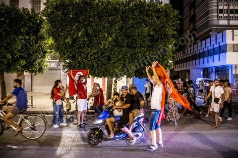 25 juillet 2021 : Après la diffusion de la déclaration de Kais Saied plusieurs milliers de tunisiens sont sortis dans les rue fêter ce qui ressemble à un "coup d'état constitutionnel" et accueillir les militaires venus s'installer en haut de l'avenue Habib Bourguiba à Tunis.  Le Président de la République Kaïs Saïed a réuni, ce soir, de façon urgente, les dirigeants et hauts cadres sécuritaires et militaires, où  il a annoncé la prise de plusieurs décisions "conformément à la constitution" dont les principales sont le gel du parlement et de toutes ses activités, le limogeage du chef du gouvernement, la dissolution du gouvernement et le président de la République va désigner un nouveau chef du gouvernement et les membres du gouvernement ...