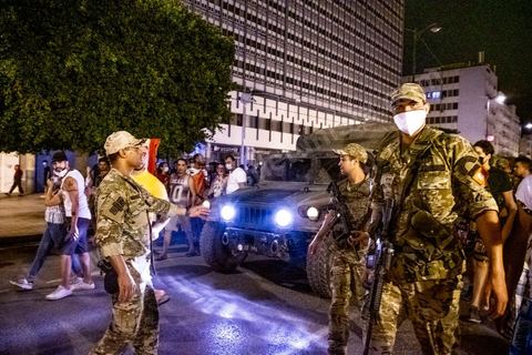 25 juillet 2021 : Après la diffusion de la déclaration de Kais Saied plusieurs milliers de tunisiens sont sortis dans les rue fêter ce qui ressemble à un "coup d'état constitutionnel" et accueillir les militaires venus s'installer en haut de l'avenue Habib Bourguiba à Tunis.  Le Président de la République Kaïs Saïed a réuni, ce soir, de façon urgente, les dirigeants et hauts cadres sécuritaires et militaires, où  il a annoncé la prise de plusieurs décisions "conformément à la constitution" dont les principales sont le gel du parlement et de toutes ses activités, le limogeage du chef du gouvernement, la dissolution du gouvernement et le président de la République va désigner un nouveau chef du gouvernement et les membres du gouvernement ...