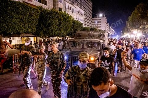 25 juillet 2021 : Après la diffusion de la déclaration de Kais Saied plusieurs milliers de tunisiens sont sortis dans les rue fêter ce qui ressemble à un "coup d'état constitutionnel" et accueillir les militaires venus s'installer en haut de l'avenue Habib Bourguiba à Tunis.  Le Président de la République Kaïs Saïed a réuni, ce soir, de façon urgente, les dirigeants et hauts cadres sécuritaires et militaires, où  il a annoncé la prise de plusieurs décisions "conformément à la constitution" dont les principales sont le gel du parlement et de toutes ses activités, le limogeage du chef du gouvernement, la dissolution du gouvernement et le président de la République va désigner un nouveau chef du gouvernement et les membres du gouvernement ...