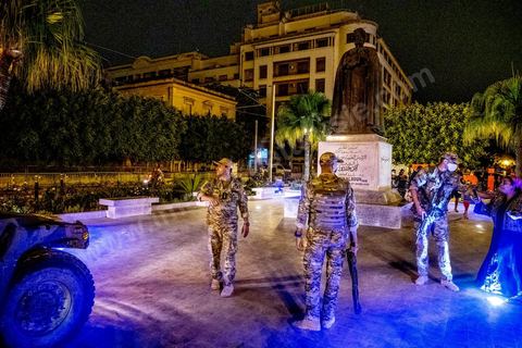 25 juillet 2021 : Après la diffusion de la déclaration de Kais Saied plusieurs milliers de tunisiens sont sortis dans les rue fêter ce qui ressemble à un "coup d'état constitutionnel" et accueillir les militaires venus s'installer en haut de l'avenue Habib Bourguiba à Tunis.  Le Président de la République Kaïs Saïed a réuni, ce soir, de façon urgente, les dirigeants et hauts cadres sécuritaires et militaires, où  il a annoncé la prise de plusieurs décisions "conformément à la constitution" dont les principales sont le gel du parlement et de toutes ses activités, le limogeage du chef du gouvernement, la dissolution du gouvernement et le président de la République va désigner un nouveau chef du gouvernement et les membres du gouvernement ...