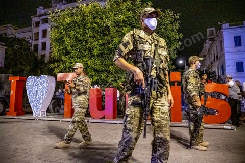 25 juillet 2021 : Après la diffusion de la déclaration de Kais Saied plusieurs milliers de tunisiens sont sortis dans les rue fêter ce qui ressemble à un "coup d'état constitutionnel" et accueillir les militaires venus s'installer en haut de l'avenue Habib Bourguiba à Tunis.  Le Président de la République Kaïs Saïed a réuni, ce soir, de façon urgente, les dirigeants et hauts cadres sécuritaires et militaires, où  il a annoncé la prise de plusieurs décisions "conformément à la constitution" dont les principales sont le gel du parlement et de toutes ses activités, le limogeage du chef du gouvernement, la dissolution du gouvernement et le président de la République va désigner un nouveau chef du gouvernement et les membres du gouvernement ...