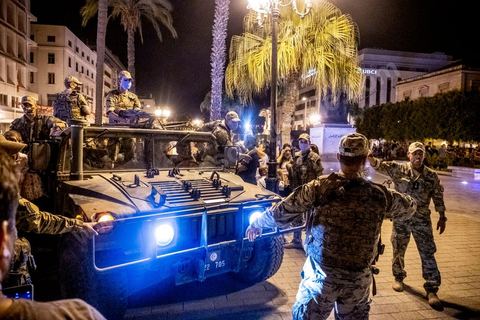 25 juillet 2021 : Après la diffusion de la déclaration de Kais Saied plusieurs milliers de tunisiens sont sortis dans les rue fêter ce qui ressemble à un "coup d'état constitutionnel" et accueillir les militaires venus s'installer en haut de l'avenue Habib Bourguiba à Tunis.  Le Président de la République Kaïs Saïed a réuni, ce soir, de façon urgente, les dirigeants et hauts cadres sécuritaires et militaires, où  il a annoncé la prise de plusieurs décisions "conformément à la constitution" dont les principales sont le gel du parlement et de toutes ses activités, le limogeage du chef du gouvernement, la dissolution du gouvernement et le président de la République va désigner un nouveau chef du gouvernement et les membres du gouvernement ...