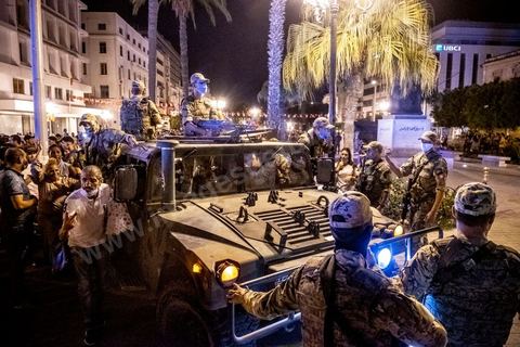 25 juillet 2021 : Après la diffusion de la déclaration de Kais Saied plusieurs milliers de tunisiens sont sortis dans les rue fêter ce qui ressemble à un "coup d'état constitutionnel" et accueillir les militaires venus s'installer en haut de l'avenue Habib Bourguiba à Tunis.  Le Président de la République Kaïs Saïed a réuni, ce soir, de façon urgente, les dirigeants et hauts cadres sécuritaires et militaires, où  il a annoncé la prise de plusieurs décisions "conformément à la constitution" dont les principales sont le gel du parlement et de toutes ses activités, le limogeage du chef du gouvernement, la dissolution du gouvernement et le président de la République va désigner un nouveau chef du gouvernement et les membres du gouvernement ...