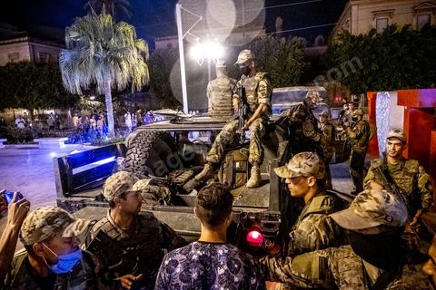 25 juillet 2021 : Après la diffusion de la déclaration de Kais Saied plusieurs milliers de tunisiens sont sortis dans les rue fêter ce qui ressemble à un "coup d'état constitutionnel" et accueillir les militaires venus s'installer en haut de l'avenue Habib Bourguiba à Tunis.  Le Président de la République Kaïs Saïed a réuni, ce soir, de façon urgente, les dirigeants et hauts cadres sécuritaires et militaires, où  il a annoncé la prise de plusieurs décisions "conformément à la constitution" dont les principales sont le gel du parlement et de toutes ses activités, le limogeage du chef du gouvernement, la dissolution du gouvernement et le président de la République va désigner un nouveau chef du gouvernement et les membres du gouvernement ...