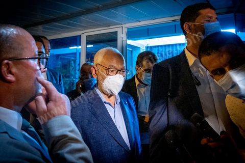 25 juillet 2021 : Déclaration de Rached Ghannouchi devant le siège du parti islamiste Ennahdha "Saïd a entamé un couo d'état" et a appelé ses partisans à manifester dès demain pour récupérer le pouvoir suite aux déclarations de Kais Saied. Le Président de la République Kaïs Saïed a réuni, ce soir, de façon urgente, les dirigeants et hauts cadres sécuritaires et militaires, où  il a annoncé la prise de plusieurs décisions "conformément à la constitution" dont les principales sont le gel du parlement et de toutes ses activités, le limogeage du chef du gouvernement, la dissolution du gouvernement et le président de la République va désigner un nouveau chef du gouvernement et les membres du gouvernement ...