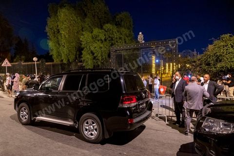 26 juillet 2021 3h du matin : suite à l'annonce la veille au soir par le Président de la République Kais Saied du gel de l'activité de l'assemble et du limogage du chef du gouverment et de ses membres, Rached Ghannouchi, président de l'assemblée et du parti islamiste Ennahdha, s'est rendu à l'assemblée avec quelques députés. Ils se sont retrouvés devant grille fermée et une assemblée tenue par les militaires qui lui ont interdits l'accès au parlement. Il a alors instauré un sitin devant les grilles de l'assemblée et appelé ses partisans à le rejoindre pour récuéprer le pouvoir. 