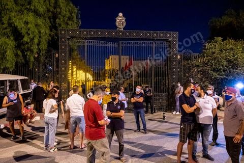 26 juillet 2021 3h du matin : suite à l'annonce la veille au soir par le Président de la République Kais Saied du gel de l'activité de l'assemble et du limogage du chef du gouverment et de ses membres, Rached Ghannouchi, président de l'assemblée et du parti islamiste Ennahdha, s'est rendu à l'assemblée avec quelques députés. Ils se sont retrouvés devant grille fermée et une assemblée tenue par les militaires qui lui ont interdits l'accès au parlement. Il a alors instauré un sitin devant les grilles de l'assemblée et appelé ses partisans à le rejoindre pour récuéprer le pouvoir. 