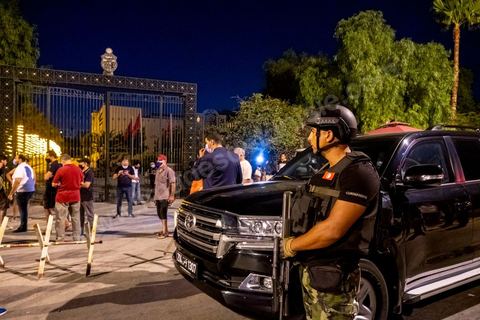 26 juillet 2021 3h du matin : suite à l'annonce la veille au soir par le Président de la République Kais Saied du gel de l'activité de l'assemble et du limogage du chef du gouverment et de ses membres, Rached Ghannouchi, président de l'assemblée et du parti islamiste Ennahdha, s'est rendu à l'assemblée avec quelques députés. Ils se sont retrouvés devant grille fermée et une assemblée tenue par les militaires qui lui ont interdits l'accès au parlement. Il a alors instauré un sitin devant les grilles de l'assemblée et appelé ses partisans à le rejoindre pour récuéprer le pouvoir. 