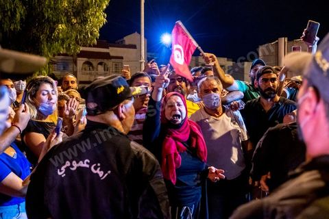 26 juillet 2021 3h du matin : suite à l'annonce la veille au soir par le Président de la République Kais Saied du gel de l'activité de l'assemble et du limogage du chef du gouverment et de ses membres, Rached Ghannouchi, président de l'assemblée et du parti islamiste Ennahdha, s'est rendu à l'assemblée avec quelques députés. Ils se sont retrouvés devant grille fermée et une assemblée tenue par les militaires qui lui ont interdits l'accès au parlement. Il a alors instauré un sitin devant les grilles de l'assemblée et appelé ses partisans à le rejoindre pour récuéprer le pouvoir. 