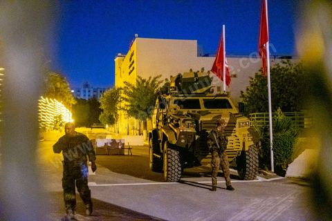 26 juillet 2021 3h du matin : suite à l'annonce la veille au soir par le Président de la République Kais Saied du gel de l'activité de l'assemble et du limogage du chef du gouverment et de ses membres, Rached Ghannouchi, président de l'assemblée et du parti islamiste Ennahdha, s'est rendu à l'assemblée avec quelques députés. Ils se sont retrouvés devant grille fermée et une assemblée tenue par les militaires qui lui ont interdits l'accès au parlement. Il a alors instauré un sitin devant les grilles de l'assemblée et appelé ses partisans à le rejoindre pour récuéprer le pouvoir. 