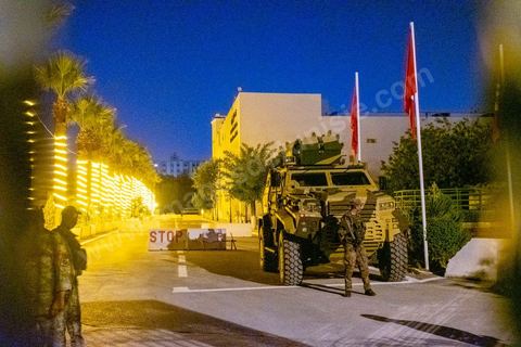 26 juillet 2021 3h du matin : suite à l'annonce la veille au soir par le Président de la République Kais Saied du gel de l'activité de l'assemble et du limogage du chef du gouverment et de ses membres, Rached Ghannouchi, président de l'assemblée et du parti islamiste Ennahdha, s'est rendu à l'assemblée avec quelques députés. Ils se sont retrouvés devant grille fermée et une assemblée tenue par les militaires qui lui ont interdits l'accès au parlement. Il a alors instauré un sitin devant les grilles de l'assemblée et appelé ses partisans à le rejoindre pour récuéprer le pouvoir. 