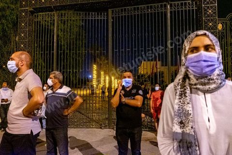 26 juillet 2021 3h du matin : suite à l'annonce la veille au soir par le Président de la République Kais Saied du gel de l'activité de l'assemble et du limogage du chef du gouverment et de ses membres, Rached Ghannouchi, président de l'assemblée et du parti islamiste Ennahdha, s'est rendu à l'assemblée avec quelques députés. Ils se sont retrouvés devant grille fermée et une assemblée tenue par les militaires qui lui ont interdits l'accès au parlement. Il a alors instauré un sitin devant les grilles de l'assemblée et appelé ses partisans à le rejoindre pour récuéprer le pouvoir. 