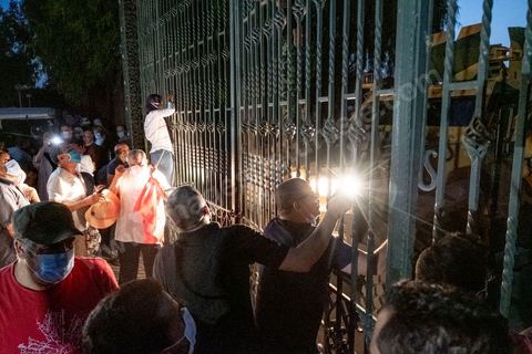 26 juillet 2021 3h du matin : suite à l'annonce la veille au soir par le Président de la République Kais Saied du gel de l'activité de l'assemble et du limogage du chef du gouverment et de ses membres, Rached Ghannouchi, président de l'assemblée et du parti islamiste Ennahdha, s'est rendu à l'assemblée avec quelques députés. Ils se sont retrouvés devant grille fermée et une assemblée tenue par les militaires qui lui ont interdits l'accès au parlement. Il a alors instauré un sitin devant les grilles de l'assemblée et appelé ses partisans à le rejoindre pour récuéprer le pouvoir. 