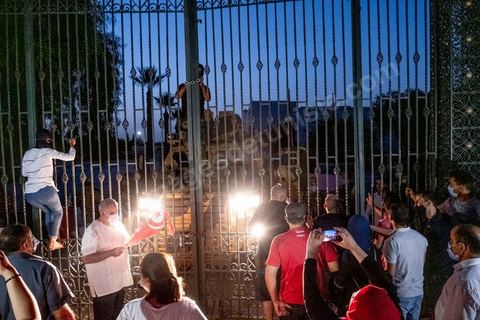 26 juillet 2021 3h du matin : suite à l'annonce la veille au soir par le Président de la République Kais Saied du gel de l'activité de l'assemble et du limogage du chef du gouverment et de ses membres, Rached Ghannouchi, président de l'assemblée et du parti islamiste Ennahdha, s'est rendu à l'assemblée avec quelques députés. Ils se sont retrouvés devant grille fermée et une assemblée tenue par les militaires qui lui ont interdits l'accès au parlement. Il a alors instauré un sitin devant les grilles de l'assemblée et appelé ses partisans à le rejoindre pour récuéprer le pouvoir. 