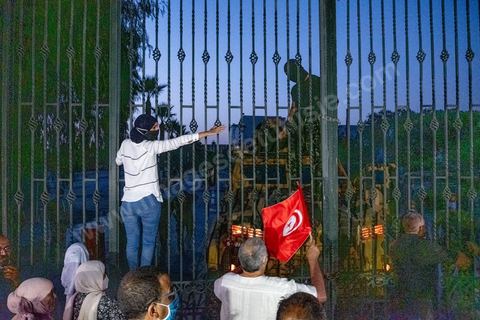 26 juillet 2021 3h du matin : suite à l'annonce la veille au soir par le Président de la République Kais Saied du gel de l'activité de l'assemble et du limogage du chef du gouverment et de ses membres, Rached Ghannouchi, président de l'assemblée et du parti islamiste Ennahdha, s'est rendu à l'assemblée avec quelques députés. Ils se sont retrouvés devant grille fermée et une assemblée tenue par les militaires qui lui ont interdits l'accès au parlement. Il a alors instauré un sitin devant les grilles de l'assemblée et appelé ses partisans à le rejoindre pour récuéprer le pouvoir. 