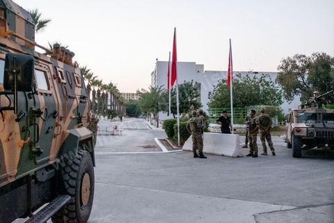 26 juillet 2021 3h du matin : suite à l'annonce la veille au soir par le Président de la République Kais Saied du gel de l'activité de l'assemble et du limogage du chef du gouverment et de ses membres, Rached Ghannouchi, président de l'assemblée et du parti islamiste Ennahdha, s'est rendu à l'assemblée avec quelques députés. Ils se sont retrouvés devant grille fermée et une assemblée tenue par les militaires qui lui ont interdits l'accès au parlement. Il a alors instauré un sitin devant les grilles de l'assemblée et appelé ses partisans à le rejoindre pour récuéprer le pouvoir. 