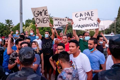 26 juillet 2021 3h du matin : suite à l'annonce la veille au soir par le Président de la République Kais Saied du gel de l'activité de l'assemble et du limogage du chef du gouverment et de ses membres, Rached Ghannouchi, président de l'assemblée et du parti islamiste Ennahdha, s'est rendu à l'assemblée avec quelques députés. Ils se sont retrouvés devant grille fermée et une assemblée tenue par les militaires qui lui ont interdits l'accès au parlement. Il a alors instauré un sitin devant les grilles de l'assemblée et appelé ses partisans à le rejoindre pour récuéprer le pouvoir. 