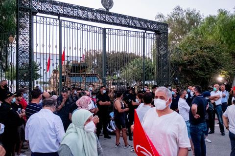 26 juillet 2021 3h du matin : suite à l'annonce la veille au soir par le Président de la République Kais Saied du gel de l'activité de l'assemble et du limogage du chef du gouverment et de ses membres, Rached Ghannouchi, président de l'assemblée et du parti islamiste Ennahdha, s'est rendu à l'assemblée avec quelques députés. Ils se sont retrouvés devant grille fermée et une assemblée tenue par les militaires qui lui ont interdits l'accès au parlement. Il a alors instauré un sitin devant les grilles de l'assemblée et appelé ses partisans à le rejoindre pour récuéprer le pouvoir. 