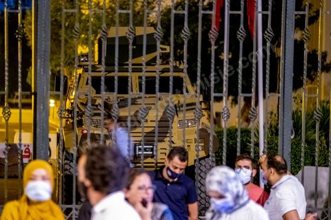 26 juillet 2021 3h du matin : suite à l'annonce la veille au soir par le Président de la République Kais Saied du gel de l'activité de l'assemble et du limogage du chef du gouverment et de ses membres, Rached Ghannouchi, président de l'assemblée et du parti islamiste Ennahdha, s'est rendu à l'assemblée avec quelques députés. Ils se sont retrouvés devant grille fermée et une assemblée tenue par les militaires qui lui ont interdits l'accès au parlement. Il a alors instauré un sitin devant les grilles de l'assemblée et appelé ses partisans à le rejoindre pour récuéprer le pouvoir. 