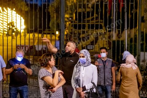 26 juillet 2021 3h du matin : suite à l'annonce la veille au soir par le Président de la République Kais Saied du gel de l'activité de l'assemble et du limogage du chef du gouverment et de ses membres, Rached Ghannouchi, président de l'assemblée et du parti islamiste Ennahdha, s'est rendu à l'assemblée avec quelques députés. Ils se sont retrouvés devant grille fermée et une assemblée tenue par les militaires qui lui ont interdits l'accès au parlement. Il a alors instauré un sitin devant les grilles de l'assemblée et appelé ses partisans à le rejoindre pour récuéprer le pouvoir. 