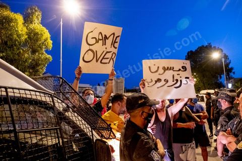 26 juillet 2021 3h du matin : suite à l'annonce la veille au soir par le Président de la République Kais Saied du gel de l'activité de l'assemble et du limogage du chef du gouverment et de ses membres, Rached Ghannouchi, président de l'assemblée et du parti islamiste Ennahdha, s'est rendu à l'assemblée avec quelques députés. Ils se sont retrouvés devant grille fermée et une assemblée tenue par les militaires qui lui ont interdits l'accès au parlement. Il a alors instauré un sitin devant les grilles de l'assemblée et appelé ses partisans à le rejoindre pour récuéprer le pouvoir. 