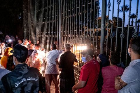 26 juillet 2021 3h du matin : suite à l'annonce la veille au soir par le Président de la République Kais Saied du gel de l'activité de l'assemble et du limogage du chef du gouverment et de ses membres, Rached Ghannouchi, président de l'assemblée et du parti islamiste Ennahdha, s'est rendu à l'assemblée avec quelques députés. Ils se sont retrouvés devant grille fermée et une assemblée tenue par les militaires qui lui ont interdits l'accès au parlement. Il a alors instauré un sitin devant les grilles de l'assemblée et appelé ses partisans à le rejoindre pour récuéprer le pouvoir. 