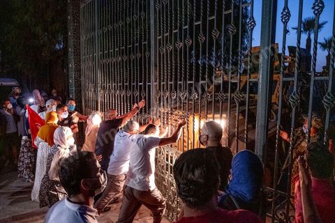 26 juillet 2021 3h du matin : suite à l'annonce la veille au soir par le Président de la République Kais Saied du gel de l'activité de l'assemble et du limogage du chef du gouverment et de ses membres, Rached Ghannouchi, président de l'assemblée et du parti islamiste Ennahdha, s'est rendu à l'assemblée avec quelques députés. Ils se sont retrouvés devant grille fermée et une assemblée tenue par les militaires qui lui ont interdits l'accès au parlement. Il a alors instauré un sitin devant les grilles de l'assemblée et appelé ses partisans à le rejoindre pour récuéprer le pouvoir. 