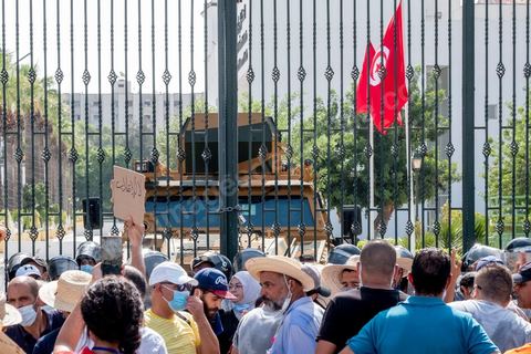 26 juillet 2021 : après une nuit de fêtes et de tension suite à l'annonce du "coup d'état constitutionnel" du Président de la République Kais Saied, les militants nadhaouistes avec en tête leur chef Rached Ghannouchi sont toujours devant les grilles de l'Assemblée et s'affrontent avec des militants pro Saied sous le controle de la police à l'extérieur et de l'armée à l'intérieur de l'enceinte du parlement. En fin de matinée le mot d'ordre du parti sera de quitter le sitin, le parlement toujours tenu par les militaires retrouve son calme. 