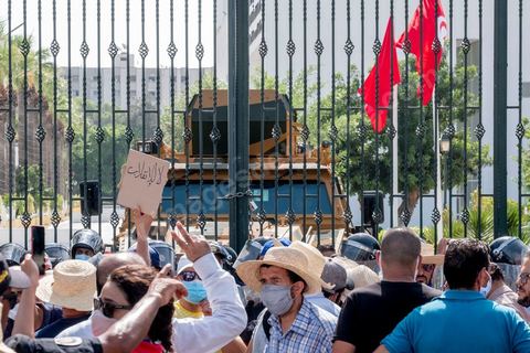 26 juillet 2021 : après une nuit de fêtes et de tension suite à l'annonce du "coup d'état constitutionnel" du Président de la République Kais Saied, les militants nadhaouistes avec en tête leur chef Rached Ghannouchi sont toujours devant les grilles de l'Assemblée et s'affrontent avec des militants pro Saied sous le controle de la police à l'extérieur et de l'armée à l'intérieur de l'enceinte du parlement. En fin de matinée le mot d'ordre du parti sera de quitter le sitin, le parlement toujours tenu par les militaires retrouve son calme. 