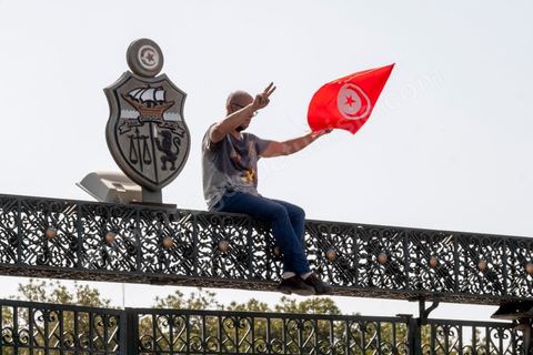 26 juillet 2021 : après une nuit de fêtes et de tension suite à l'annonce du "coup d'état constitutionnel" du Président de la République Kais Saied, les militants nadhaouistes avec en tête leur chef Rached Ghannouchi sont toujours devant les grilles de l'Assemblée et s'affrontent avec des militants pro Saied sous le controle de la police à l'extérieur et de l'armée à l'intérieur de l'enceinte du parlement. En fin de matinée le mot d'ordre du parti sera de quitter le sitin, le parlement toujours tenu par les militaires retrouve son calme. 