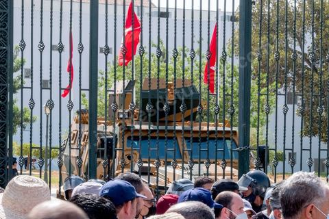 26 juillet 2021 : après une nuit de fêtes et de tension suite à l'annonce du "coup d'état constitutionnel" du Président de la République Kais Saied, les militants nadhaouistes avec en tête leur chef Rached Ghannouchi sont toujours devant les grilles de l'Assemblée et s'affrontent avec des militants pro Saied sous le controle de la police à l'extérieur et de l'armée à l'intérieur de l'enceinte du parlement. En fin de matinée le mot d'ordre du parti sera de quitter le sitin, le parlement toujours tenu par les militaires retrouve son calme. 