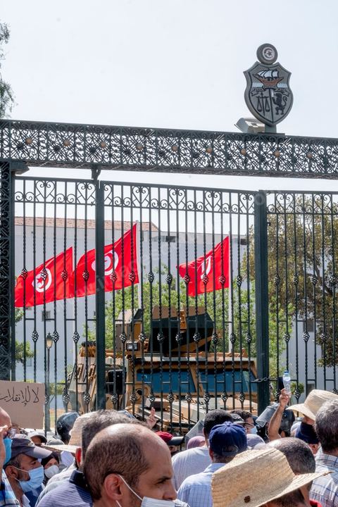 26 juillet 2021 : après une nuit de fêtes et de tension suite à l'annonce du "coup d'état constitutionnel" du Président de la République Kais Saied, les militants nadhaouistes avec en tête leur chef Rached Ghannouchi sont toujours devant les grilles de l'Assemblée et s'affrontent avec des militants pro Saied sous le controle de la police à l'extérieur et de l'armée à l'intérieur de l'enceinte du parlement. En fin de matinée le mot d'ordre du parti sera de quitter le sitin, le parlement toujours tenu par les militaires retrouve son calme. 