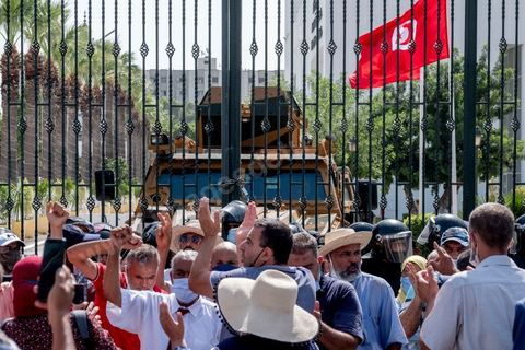 26 juillet 2021 : après une nuit de fêtes et de tension suite à l'annonce du "coup d'état constitutionnel" du Président de la République Kais Saied, les militants nadhaouistes avec en tête leur chef Rached Ghannouchi sont toujours devant les grilles de l'Assemblée et s'affrontent avec des militants pro Saied sous le controle de la police à l'extérieur et de l'armée à l'intérieur de l'enceinte du parlement. En fin de matinée le mot d'ordre du parti sera de quitter le sitin, le parlement toujours tenu par les militaires retrouve son calme. 