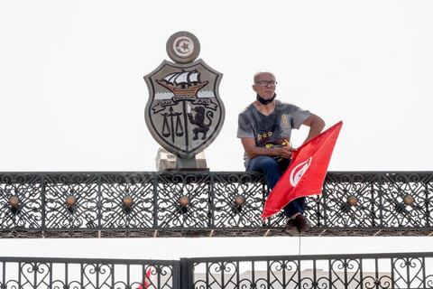 26 juillet 2021 : après une nuit de fêtes et de tension suite à l'annonce du "coup d'état constitutionnel" du Président de la République Kais Saied, les militants nadhaouistes avec en tête leur chef Rached Ghannouchi sont toujours devant les grilles de l'Assemblée et s'affrontent avec des militants pro Saied sous le controle de la police à l'extérieur et de l'armée à l'intérieur de l'enceinte du parlement. En fin de matinée le mot d'ordre du parti sera de quitter le sitin, le parlement toujours tenu par les militaires retrouve son calme. 