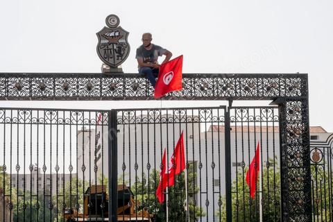 26 juillet 2021 : après une nuit de fêtes et de tension suite à l'annonce du "coup d'état constitutionnel" du Président de la République Kais Saied, les militants nadhaouistes avec en tête leur chef Rached Ghannouchi sont toujours devant les grilles de l'Assemblée et s'affrontent avec des militants pro Saied sous le controle de la police à l'extérieur et de l'armée à l'intérieur de l'enceinte du parlement. En fin de matinée le mot d'ordre du parti sera de quitter le sitin, le parlement toujours tenu par les militaires retrouve son calme. 