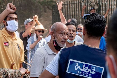 26 juillet 2021 : après une nuit de fêtes et de tension suite à l'annonce du "coup d'état constitutionnel" du Président de la République Kais Saied, les militants nadhaouistes avec en tête leur chef Rached Ghannouchi sont toujours devant les grilles de l'Assemblée et s'affrontent avec des militants pro Saied sous le controle de la police à l'extérieur et de l'armée à l'intérieur de l'enceinte du parlement. En fin de matinée le mot d'ordre du parti sera de quitter le sitin, le parlement toujours tenu par les militaires retrouve son calme. 