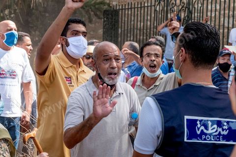 26 juillet 2021 : après une nuit de fêtes et de tension suite à l'annonce du "coup d'état constitutionnel" du Président de la République Kais Saied, les militants nadhaouistes avec en tête leur chef Rached Ghannouchi sont toujours devant les grilles de l'Assemblée et s'affrontent avec des militants pro Saied sous le controle de la police à l'extérieur et de l'armée à l'intérieur de l'enceinte du parlement. En fin de matinée le mot d'ordre du parti sera de quitter le sitin, le parlement toujours tenu par les militaires retrouve son calme. 