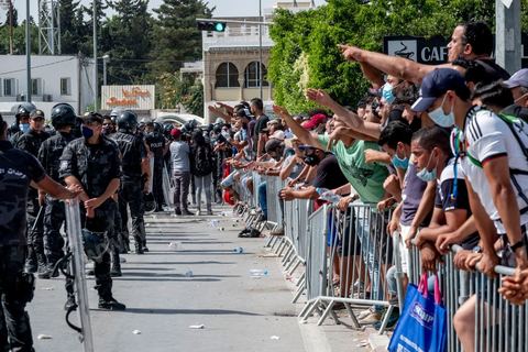 26 juillet 2021 : après une nuit de fêtes et de tension suite à l'annonce du "coup d'état constitutionnel" du Président de la République Kais Saied, les militants nadhaouistes avec en tête leur chef Rached Ghannouchi sont toujours devant les grilles de l'Assemblée et s'affrontent avec des militants pro Saied sous le controle de la police à l'extérieur et de l'armée à l'intérieur de l'enceinte du parlement. En fin de matinée le mot d'ordre du parti sera de quitter le sitin, le parlement toujours tenu par les militaires retrouve son calme. 
