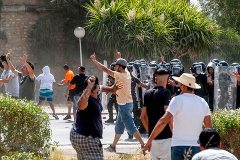 26 juillet 2021 : après une nuit de fêtes et de tension suite à l'annonce du "coup d'état constitutionnel" du Président de la République Kais Saied, les militants nadhaouistes avec en tête leur chef Rached Ghannouchi sont toujours devant les grilles de l'Assemblée et s'affrontent avec des militants pro Saied sous le controle de la police à l'extérieur et de l'armée à l'intérieur de l'enceinte du parlement. En fin de matinée le mot d'ordre du parti sera de quitter le sitin, le parlement toujours tenu par les militaires retrouve son calme. 